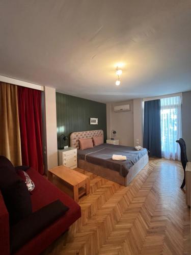 1 queen bed, 1 sofa bed