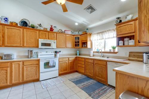 Flagstaff Home w/ Hot Tub & Mountain Views in Black Bill Park
