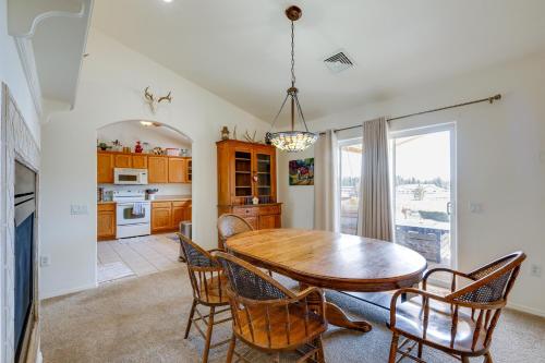 Flagstaff Home w/ Hot Tub & Mountain Views in Black Bill Park