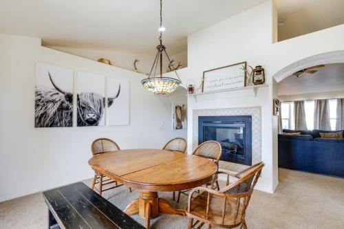 Flagstaff Home w/ Hot Tub & Mountain Views in Black Bill Park