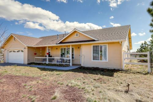 Flagstaff Home w/ Hot Tub & Mountain Views in Black Bill Park