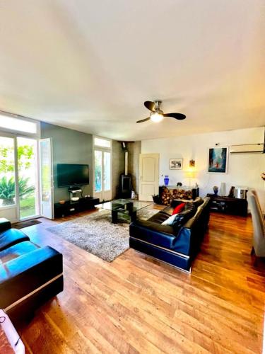 Holiday home in the city-center of Antibes with a private pool in Laval
