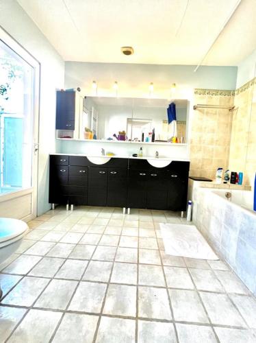 Facilities, Holiday home in the city-center of Antibes with a private pool in Laval
