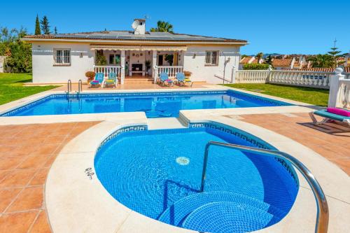 Villa Aran by Villa Plus - Accommodation - Sitio de Calahonda