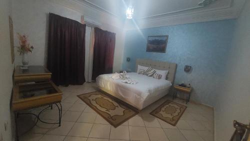 1 queen bed, 1 sofa bed