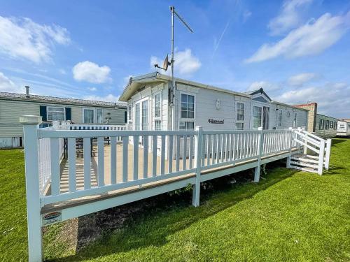 Lovely Caravan With Large Decking At Naze Marine Holiday Park Ref 17306br - Hotel - Walton-on-the-Naze