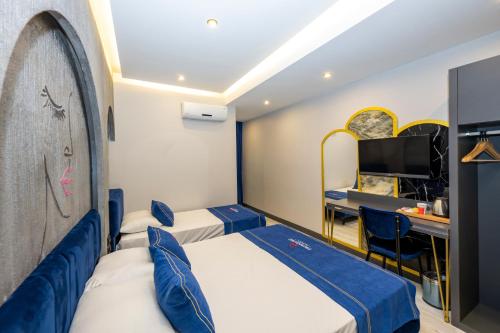 1 double bed, 1 twin bed