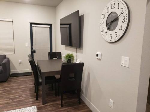 Monument Resort like amenities with King bd Qn bd Garage Fast WiFi Sleeps in Monument, USA