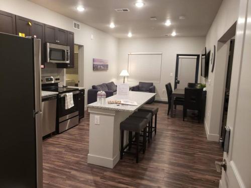 Monument Resort like amenities with King bd Qn bd Garage Fast WiFi Sleeps in Monument, USA