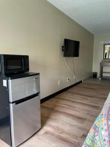 DELUXE INN - image 8