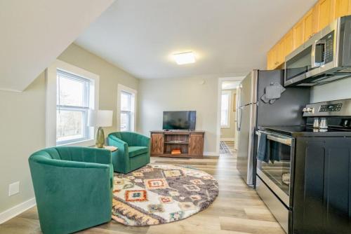 . 2 beds, trailer parking, direct snow & ATV trail access