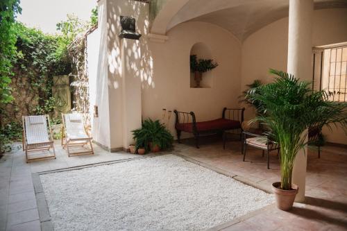 "Casa del Águila" Edificio histórico casco antiguo con patio privado by KEYHOM