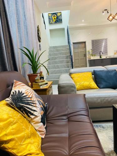 modern, two-story luxury house, Gaborone (photo 6)
