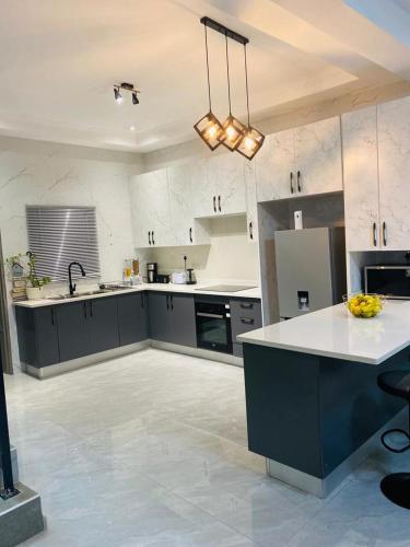 modern, two-story luxury house, Gaborone (photo 5)