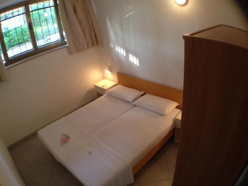 Small One-Bedroom Apartment (4 Adults) image 6
