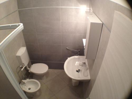 Small One-Bedroom Apartment (4 Adults) image 5