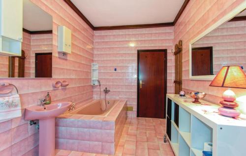 Rooms Croatia with kitchen and dining area for guests