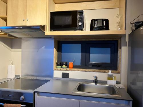 One-Bedroom Apartment image 10