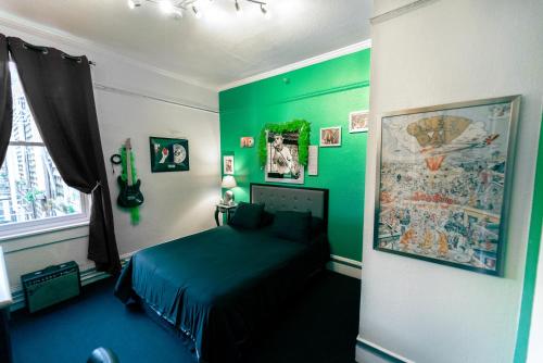 Green Day Room with Shared Bathroom room in Music City Hotel - The San Francisco Music Experience