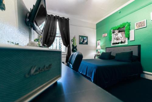 Green Day Room with Shared Bathroom image 2