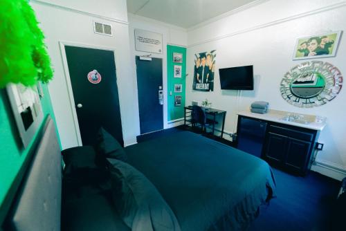 Green Day Room with Shared Bathroom image 3