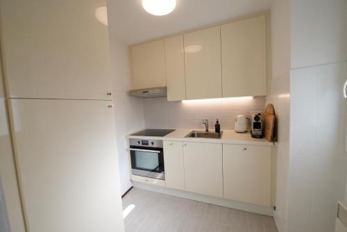 Kitchen, Boho Lake House - Private Beach 600m from the property - Free Parking - Home Cinema Room in Vira