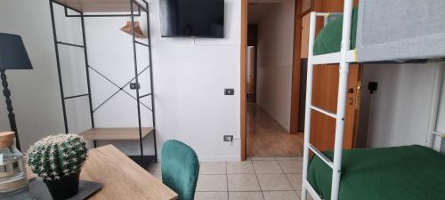 Standard Twin Room with Shared Bathroom image 10