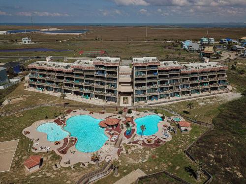 MP318 Beautiful Resort Condo, Heated Pool, Boardwalk in Padre Island, USA