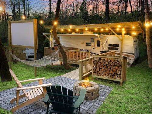 Ramblin Rose Camper - Theater - Hot-Tub - Fire Pit