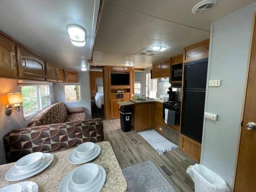 Ramblin Rose Camper - Theater - Hot-Tub - Fire Pit in Putney (KY)