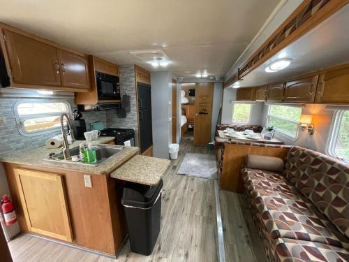 virtuve, Ramblin Rose Camper - Theater - Hot-Tub - Fire Pit in Putney (KY)