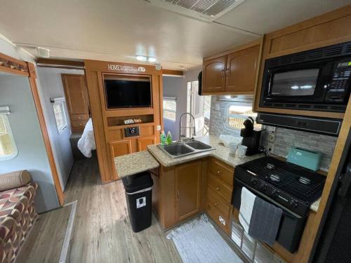 virtuve, Ramblin Rose Camper - Theater - Hot-Tub - Fire Pit in Putney (KY)