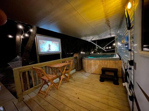 Karstais baseins, Ramblin Rose Camper - Theater - Hot-Tub - Fire Pit in Putney (KY)