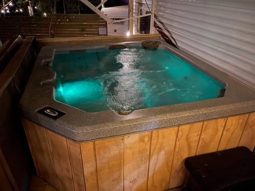 Karstais baseins, Ramblin Rose Camper - Theater - Hot-Tub - Fire Pit in Putney (KY)