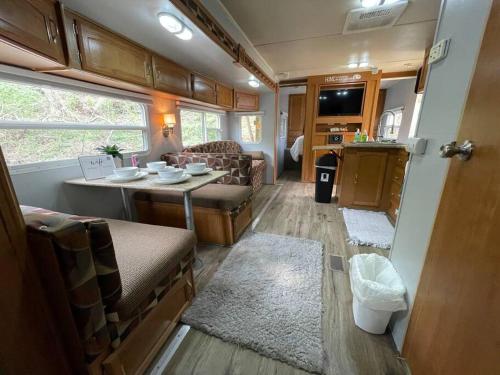 Iekārtas, Ramblin Rose Camper - Theater - Hot-Tub - Fire Pit in Putney (KY)