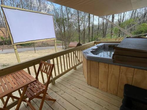Apkārtne, Ramblin Rose Camper - Theater - Hot-Tub - Fire Pit in Putney (KY)