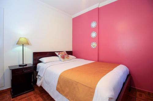 Queen Room image 2