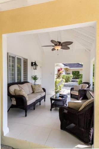 Choose To Be Happy at The Palms Richmond Estates Villa #170 - 3-BR w Pool in Plantation Village