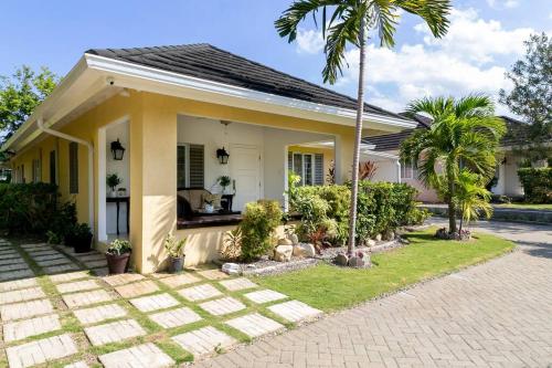 Choose To Be Happy at The Palms Richmond Estates Villa #170 - 3-BR w Pool in Plantation Village