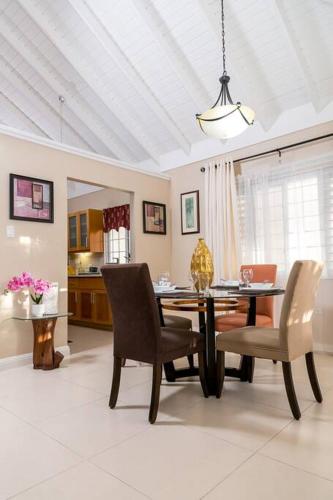 Choose To Be Happy at The Palms Richmond Estates Villa #170 - 3-BR w Pool in Plantation Village