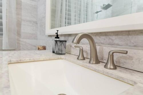 Choose To Be Happy at The Palms Richmond Estates Villa #170 - 3-BR w Pool in Plantation Village