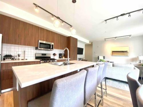 Brand New 3-Bedroom Condo in the Heart of Sidney in ซิดนีย์ (บริติชโคลัมเบีย)