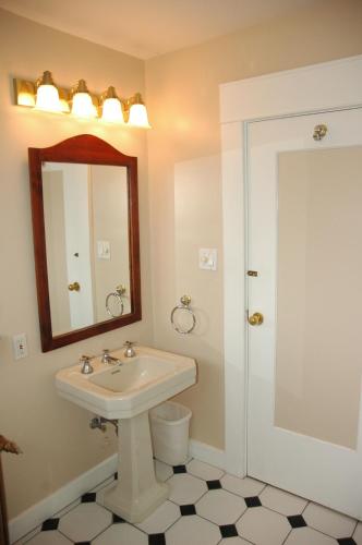 Windsor Guest House Room Type - Budget Double Room