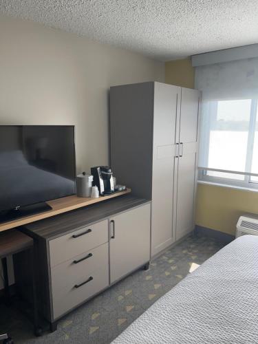 Standard King Room with Mobility Accessible Tub