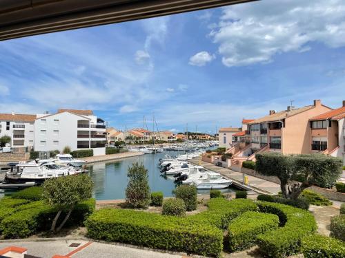 « L’hispaniola » avec sa vue sur la marina