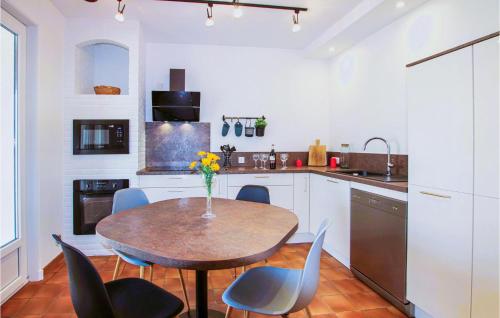 廚房, Lovely Home In Lussas in 呂薩