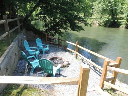 Riverside Hideaway in Coosawattee River Resort