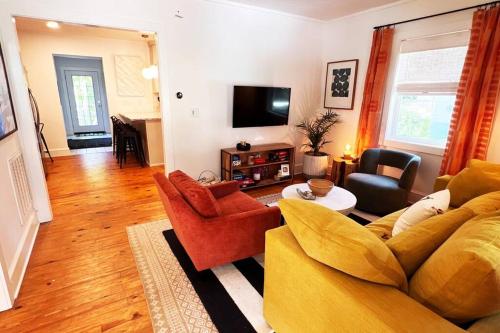 Mill House in Beautiful Downtown Jefferson Mill House in Beautiful Downtown Jefferson