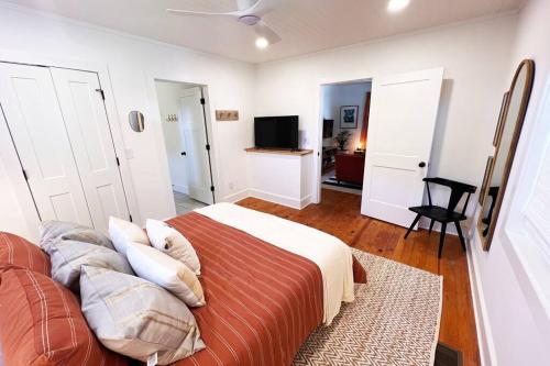 Mill House in Beautiful Downtown Jefferson Mill House in Beautiful Downtown Jefferson