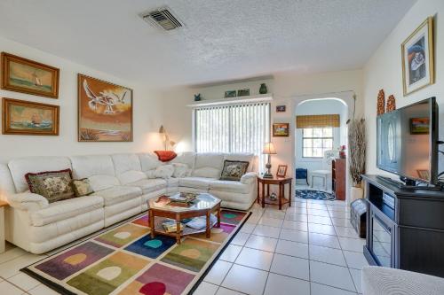 Palm Harbor Rental with Private Pool 3 Mi to Beach!